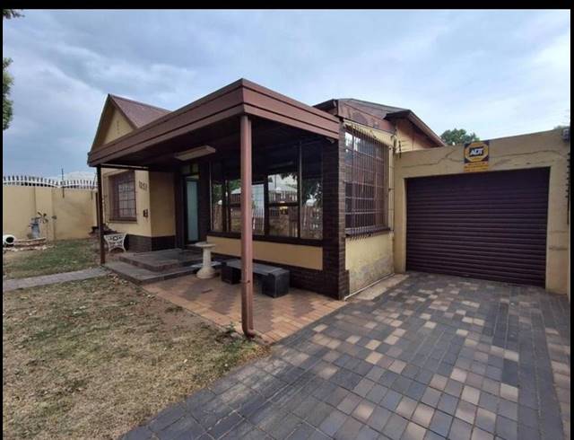3 BEDROOM HOUSE FOR SALE IN BEZUIDENHOUT VALLEY